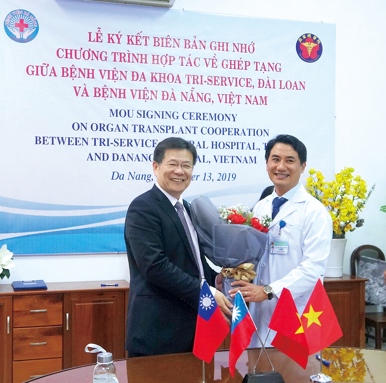 蔡院長左一與越南峴港總醫院簽署合作備忘錄